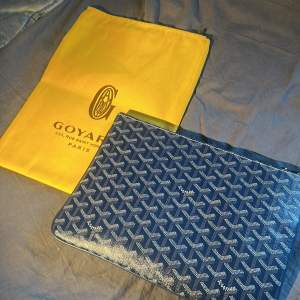 Säljer mitt snygga Maison GOYARD dator fodral (sénat SM pouch) Tillkommer: datorfodral och dustbag (ska försöka leta fram tags) Nypris: 910€ Hör av er vid eventuella frågor😃🤩