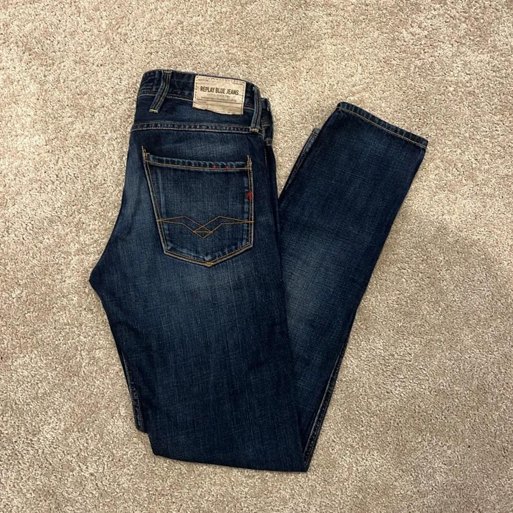 Tvär feta replay jeans💯🍾 Skick 10/10 toppskick💯 storlek: 28/32 Pris: 599kr🍾han på bilden är 173. Jeans & Byxor.