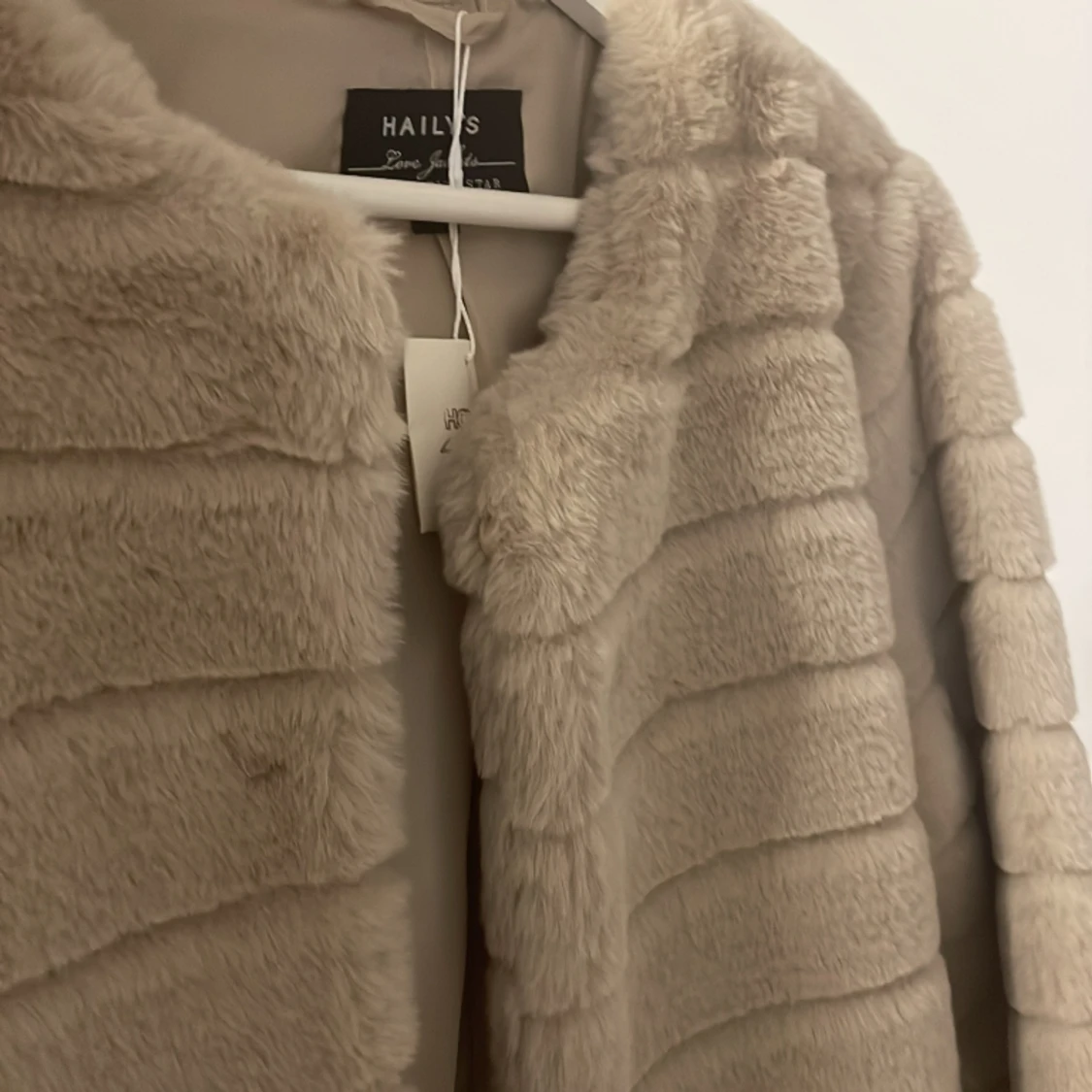 Helt ny päls jacka som jag köpte för 500 i någon butik i Tyskland. - 90