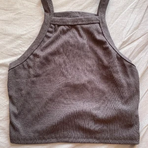 Grå topp  - Grå topp från shein, helt oanvänd med prislapp kvar