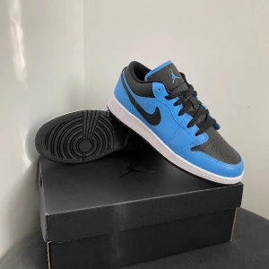 Jordan 1 Low University Blue - Jordan 1 Low University Blue | Storlek: 39 | Helt nya med Box och Kvitto