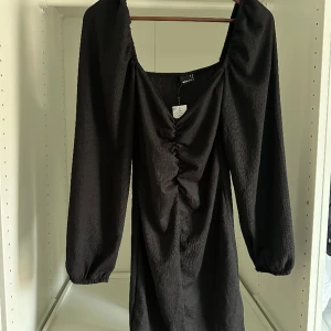 Klänning Gina - Svart klänning från Gina! Ny med prislapp då den inte passat mig. 
