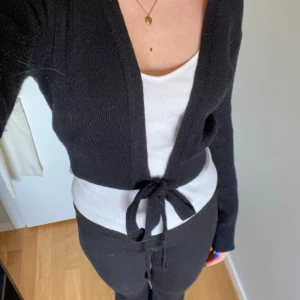 Wrap around kofta🫶🏻 - Sååååå söt wrap around kofta som både kan knytas i fram o bak💕inga defekter + frakt tillkommer 