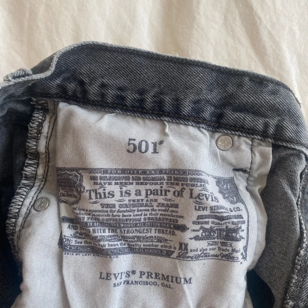 Mer eller mindre nya Levis 501! Lite slitna längst upp på bakfickorna. Storlek: W28 L30. Jeans & Byxor.