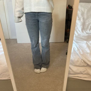 Jeans - Jag säljer nu mina jeans från Gina tricot. Dom är flare med en medelhögmidja. Dom är sparsamt andvända då dom är för små. Hör av er om ni undrar något!