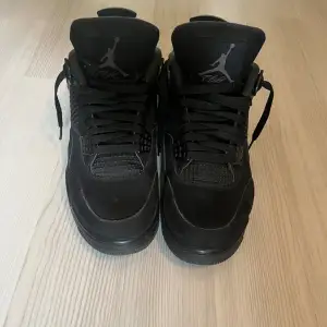 Säljer mina jordan 4 black cats storlek 42,5 (9)   Priset kan diskuteras  Köp båda unc och black cats för 6500 