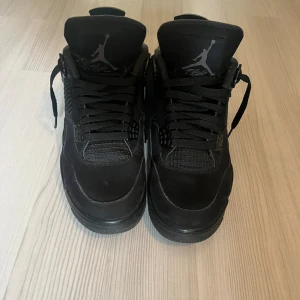 Jordan 4 black cat - Säljer mina jordan 4 black cats storlek 42,5 (9)   Priset kan diskuteras  Köp båda unc och black cats för 6500 