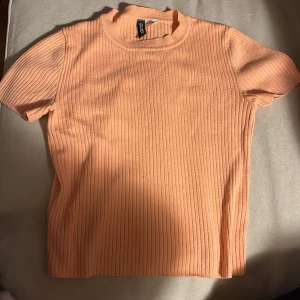 T-shirt - Stretch tyg Peach färg Kortare i modellen  Du står för frakten 