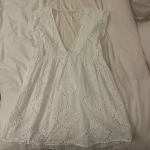 Sommar klänning vit - Sjukt fin vit sommarklänning, knappat använd🌟skriv för bättre bilder💞