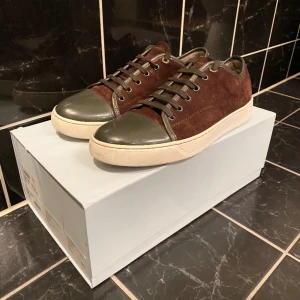 Lanvin - Hej! Nu säljer vi dessa riktigt snygga Lanvin skorna med blank captoe för en riktig steal | Skick 9/10 | Box ingår vid köp | Storlek 42 men passar 43 | Har du några frågor eller funderingar är det bara att höra av sig🙌🤝