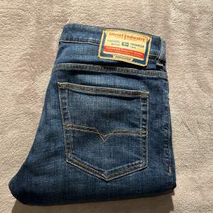 Ett par super snygga jeans som endast är använda 1 gång. Jeansen är ifrån märket diesel och är slim fit i passformen. De är i nyskick och har inga defekter. 