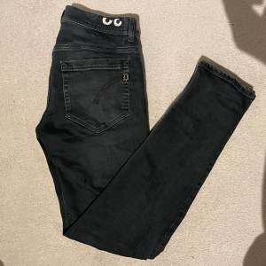Säljer ett par riktigt feta Dondup jeans modellen George och de i mycket bra skick. De är i storlek 32 (passar om du är runt 183) och är i mörkblå färg. Nypris 3200+, mitt pris: 749. Hör av er vid frågor eller funderingar. Pris kan diskuteras😁