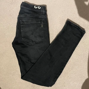 Dondup jeans - Säljer ett par riktigt feta Dondup jeans modellen George och de i mycket bra skick. De är i storlek 32 (passar om du är runt 183) och är i mörkblå färg. Nypris 3200+, mitt pris: 749. Hör av er vid frågor eller funderingar. Pris kan diskuteras😁