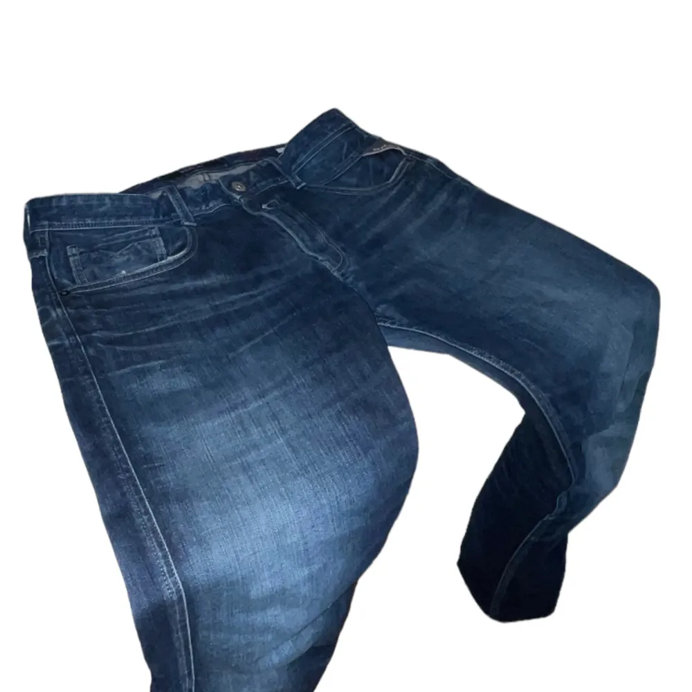 Ett par Replay Anbass jeans i storlek 32. De är i gott skick. Fler bilder kan skickas. Hör av er vid frågor!. Jeans & Byxor.