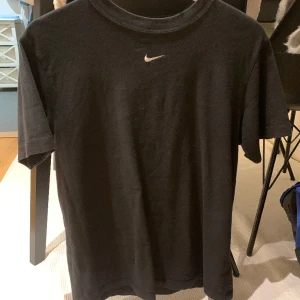 Nike tshirt - Välanvänd och därför lite urtvättad som bilden visar. Annars hel och fin. Oversize 🖤 