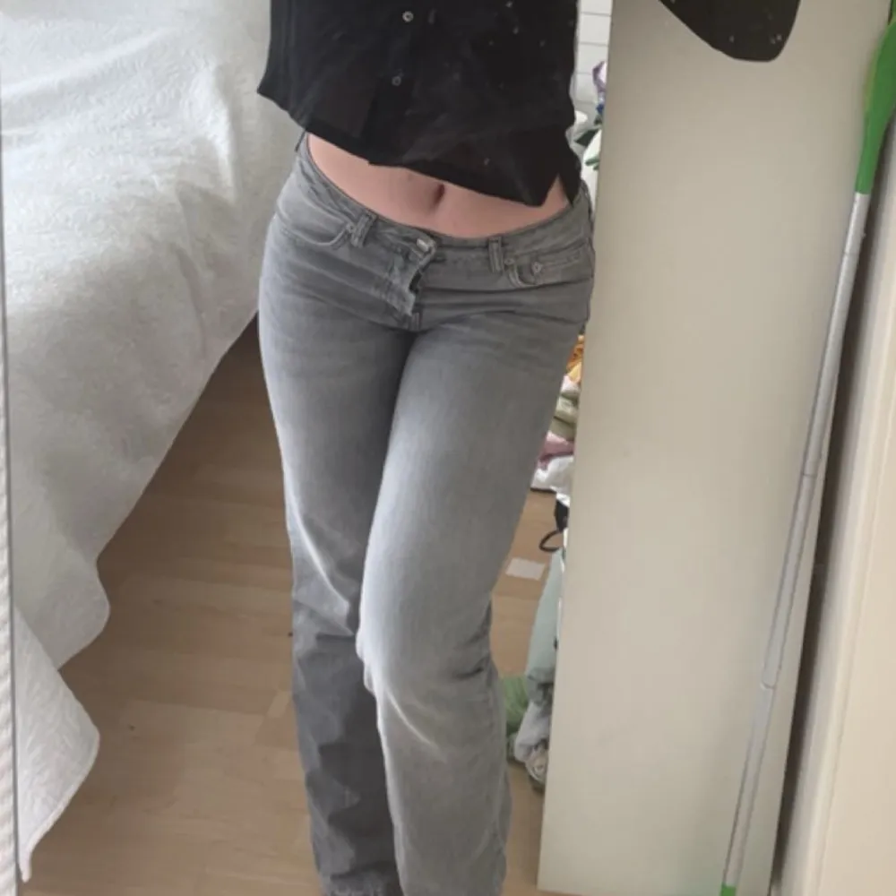 Säljer dessa fina jeans då de ej används längre. Jag är ca 170/171cm lång för referens. Köpta för 400 🌸. Jeans & Byxor.