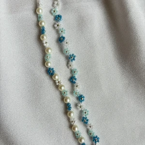 Handgjorda smycke - Pärlarmband som jag själv gör, finns både som armband o halsband. Andra färger är även tillgängliga. Besök min profil för mer bilder o modeller 💗💗💗💗🫶🏻