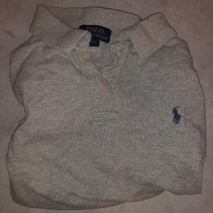 Polo Ralph Lauren Piké - Polo Ralph Lauren Piké 9/10 skick perfekt för sommaren Strolek XL men det är customfit så den passar S-M