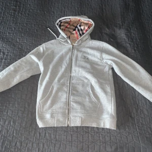 Burberry kofta - Burberry kofta  Storlek M  Helt ny, tags finns på den Aldrig använd Kan även mötas i Göteborg