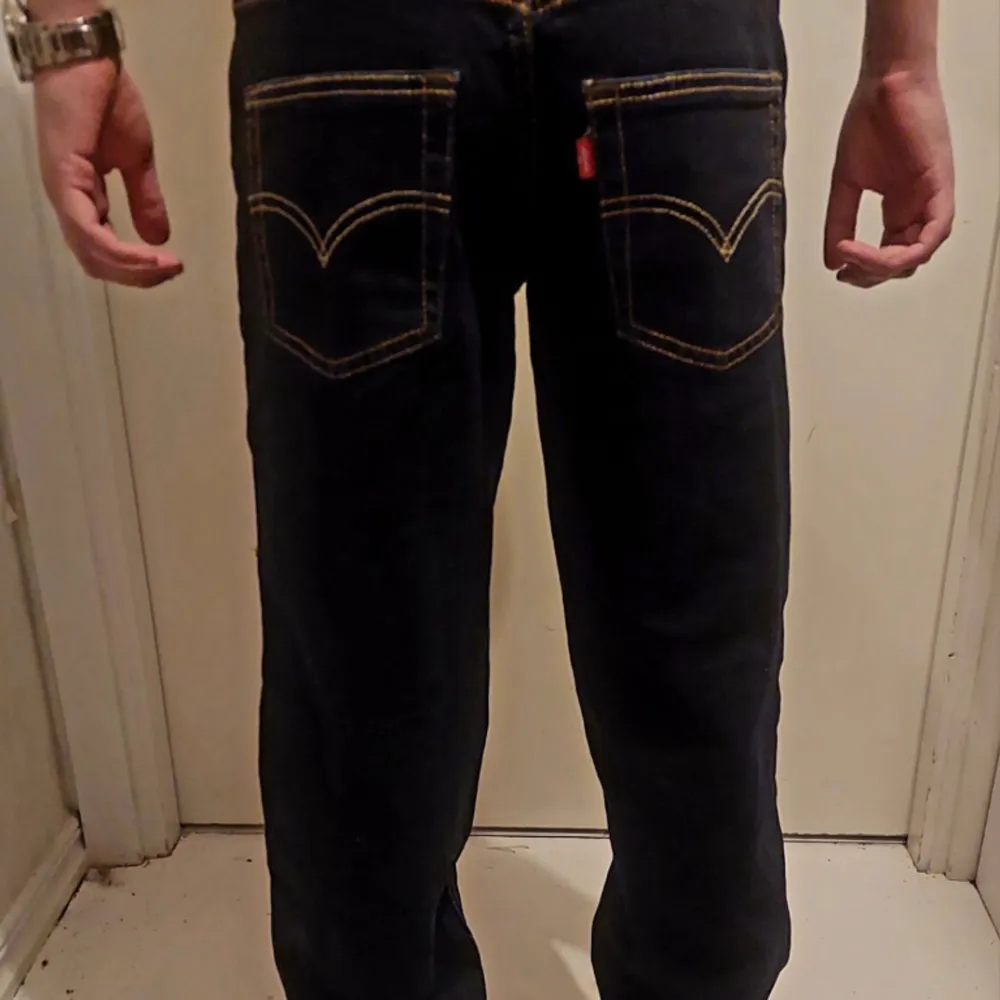 Levis jeans i supersskick, aldrig använda bara testade nypris 700kr säljes för 400kr  Modell 551z autentic straight Storlek 12 barn ca 164  Killen på bilden är ca 160cm  Prutbart vid snabba affär!. Jeans & Byxor.