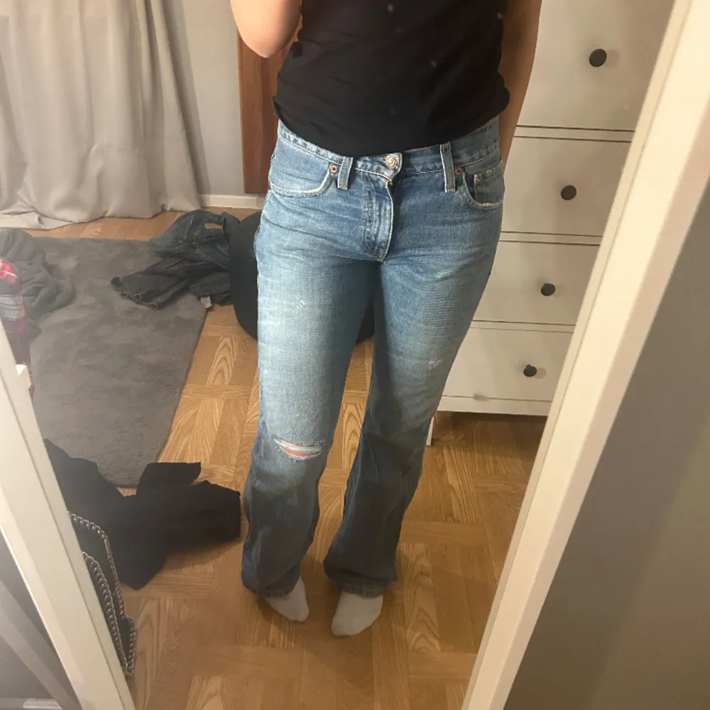 Raka/bootcut jeans från Levis köpta second hand, midwaist. Säljer då dom är lite små på mig och har aldrig använt dom, storleken står inte kvar men skulle säga att dom är som en xs eller 25/32❤️. Jeans & Byxor.