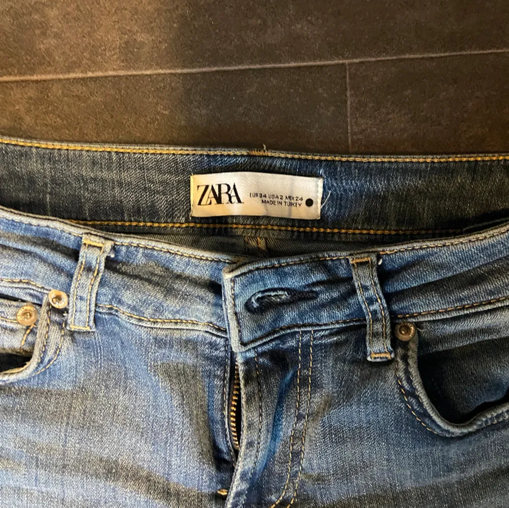lowwaist jeans från zara då jag har flertals liknade byxor. Skriv om frågor ❤️. Jeans & Byxor.