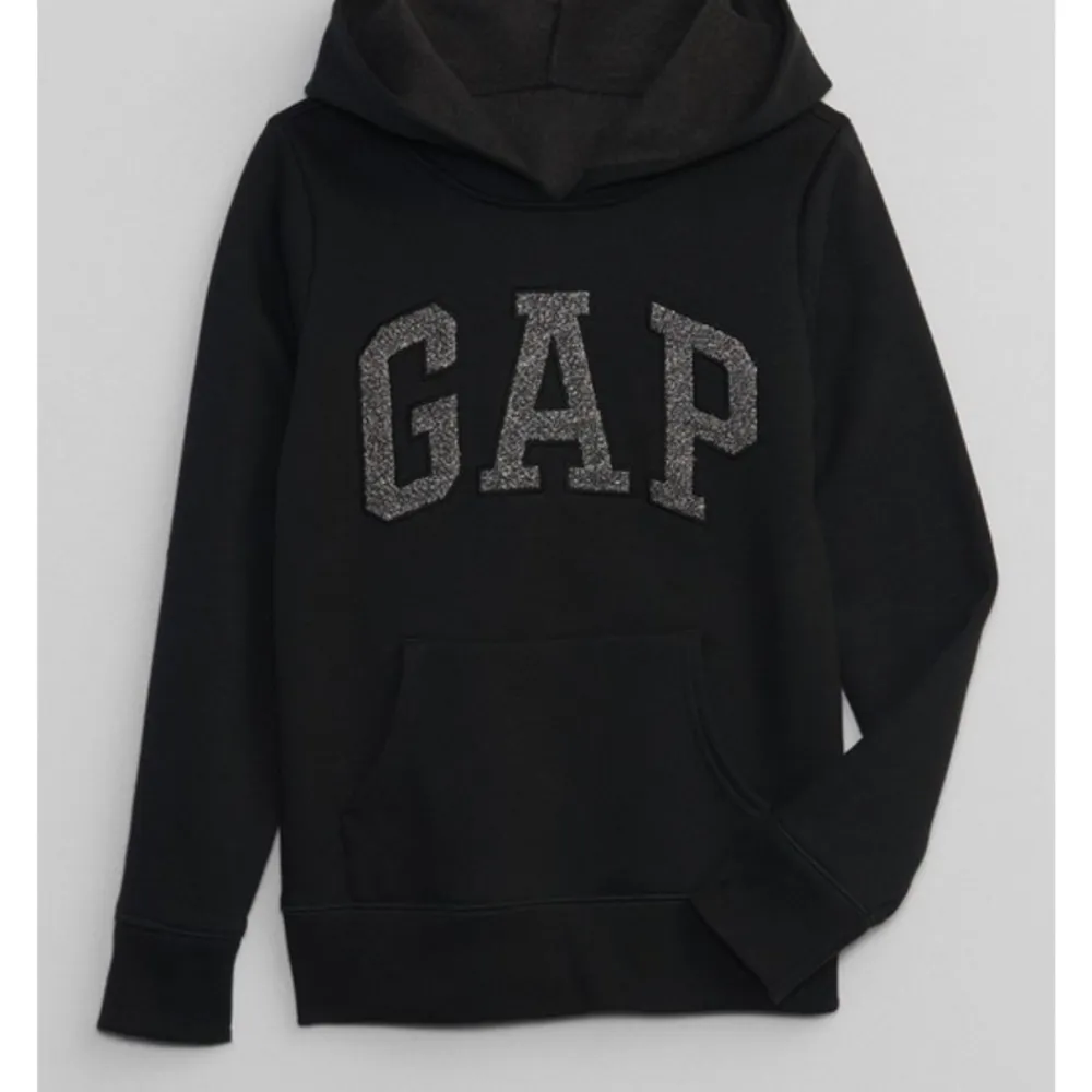 Säljer denna sjukr snygga hoodie då den ej används. Köptes på GAP i usa i julas för ca 450 svenska kronor❤️      . Hoodies.