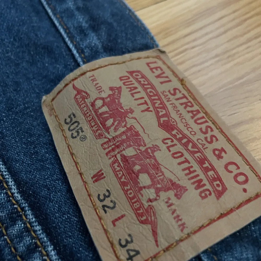 Äkta Levi's 505an inköpta i Austin, Texas. Fick jeansen som present, Aldrig använda.  Strlk: W32 L34 Cond: Nyskick . Jeans & Byxor.