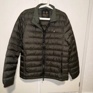 Morris vårjacka  - Morris jacka storlek M. Perfekt till våren. Inga fel på jackan. Nypris 2499kr   Hör av er vid frågor 