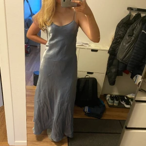 Balklänning  - Säljer en superfin balklänning som jag köpte förra året men aldrig använde💓💓skriv gärna för fler bilder! Priset kan diskuteras❤️‍🔥