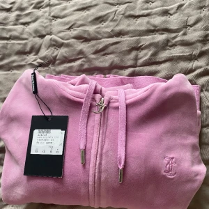 Rosa kofta  - Rosa Juicy couture kofta/hoodie med silver detaljer, i bra skick.