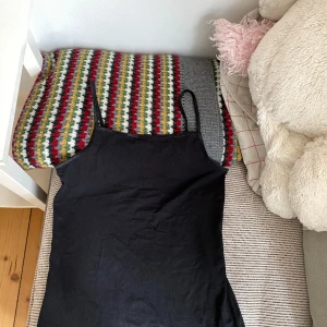 Ett svart linne! Bra skick  - Ett svart linne som jag har använt nån enstaka gång. Från hm, basic men snygg. Matchar till allt. Skönt material! 