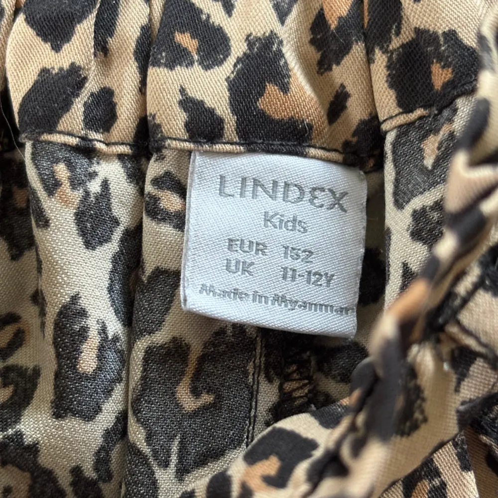leopard mönstrade byxor från Lindex, bra skick. Säljs pågrund av att dom är för små och att jag inte använder dom längre. Det finns ett skärp till också. Skriv om ni vill ha mer info. Obs det finns hund i hemmet 💕. Jeans & Byxor.