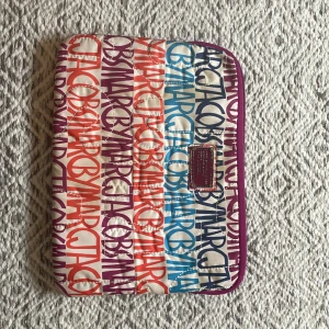 Marc Jacobs datorfodral  - Säljer detta svinsnygga datorfodral då den tyvärr inte passar min dator (jag har en dator som är 15 tumm, denna passar de flesta datorer annars)❤️  Köpte för 1000kr men kan sälja för 500kr❤️