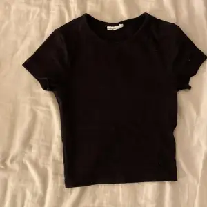  En t-shirt från Gina Tricot i nyskick den har bara tvättat några gånger och använt några gånger men den har inga defekter ❤️ Tryck gärna på köp nu