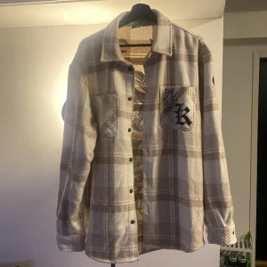 Overshirt Karl Kani - Karl Kani overshirt i storlek medium Inköpt förra året, nyskick