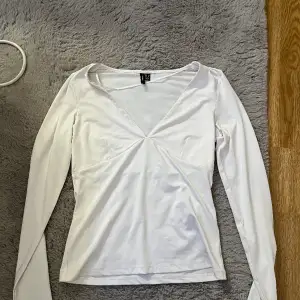 Säljer denna vita tröjan som aldrig är använd,storlek S,skriv privat för andra frågor.