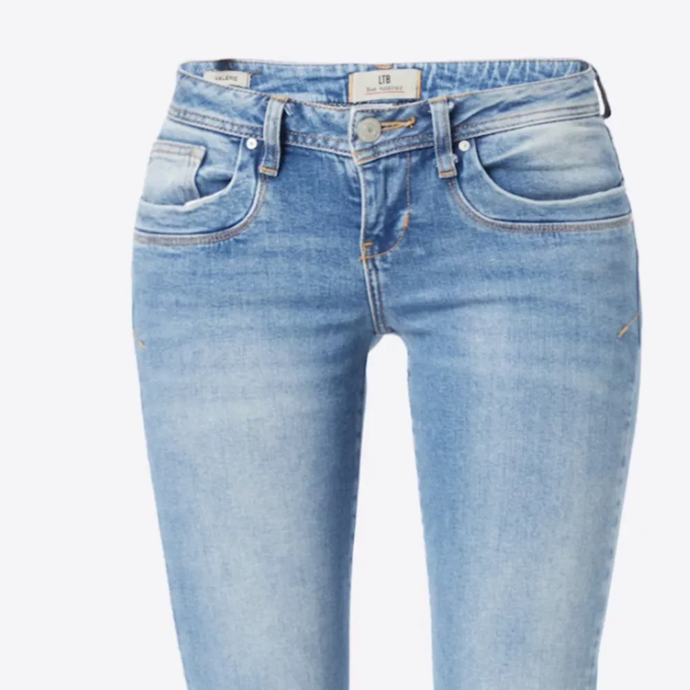 Säljer nu mina jätte snygga lågmidjade blåa ltb jeans i valerie💗 säljer pga att dom har blivit för små🩷 skriv privat för mer information eller fler bilder. Jeans & Byxor.
