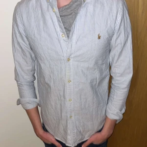 Ralph Lauren skjorta  - En riktigt stilig ljusblå randig Ralph Lauren skjorta i storlek Small men som även passar XS. | Nypris 1699kr | Vårat pris endast 550kr | Skick 9/10 nästintill nyskick | Hör av dig om du har frågor!🔔