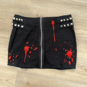 Kjol s - Snygg kortkjol med splatter från hellbunny Bra skick  Passa på med fri frakt 