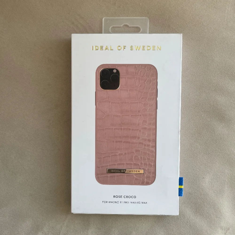 Helt nytt skal från Ideal of Sweden som passar till iPhone 11 pro max, den är helt oanvänd och kvar i originalförpackningen 🩷. Övrigt.