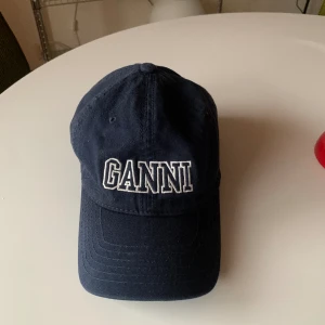 GANNI keps - Använd några gånger, inga fläckar eller defekter. 