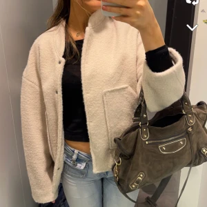 Säljer denna jätte fina jacka från mango,  - Jackan är i storlek s men är litte over size. Knappt ändvänd 