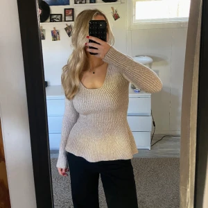 Ribbstickad peplumtopp - En ribbstickad och figurnära topp från h&m. Tröjan är knappt använd och i bra skick. Bara att meddela om man vill ha fler bilder.