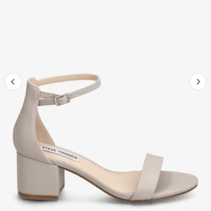 Låga klackskor  - Superfina, låga klackskor som är helt oanvända. Perfekta för bal eller annan tillställning. Färgen är en blandning av grå och beige.  Köptes för 634kr. 