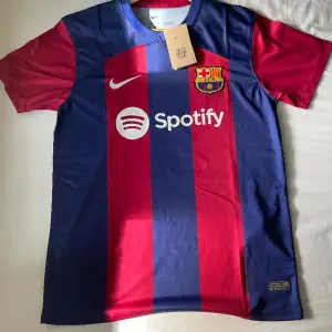 Det är en FC Barcelona tröja med Araujo 4 på ryggen i Size S men passar även Size M.
