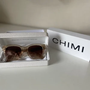 Chimi solglasögon  - Superfina Chimis köpa på NK i Stockholm för ca 1,5 år sen!  Modellen är 07 och färgen Ecru. Dom är knappt använda och kvitto samt alla tillbehör finns kvar! Sitter jättesnyggt på men tycker inte att dom passar mig Pris kan diskuteras!  Finnsmerbilder