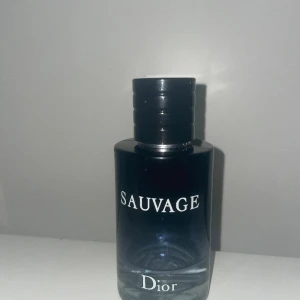 Dior Sauvage  - Mindre än hälften kvar, luktar väldigt dyr och gott och passar till alla tillfällen. Ge pris förslag men det går också o byta!