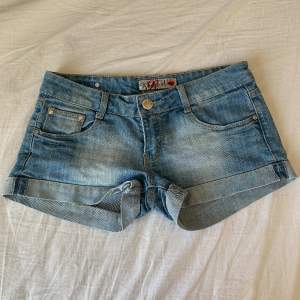 Super snygga och sköna jeans shorts! Storlek S/38💕❤️