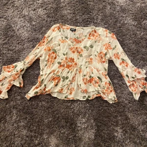 Somrigblus - Superfin blommig blus, ljuset är lite missvisande för färgerna.  Superfint skick, storlek 36 